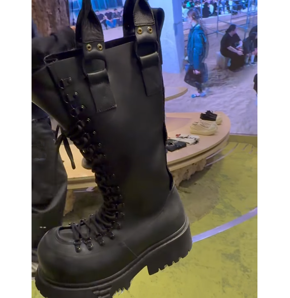 Women Bags Rome - Schwarze Leder-Tragetasche, Schnürstiefel bis zum Knie,
